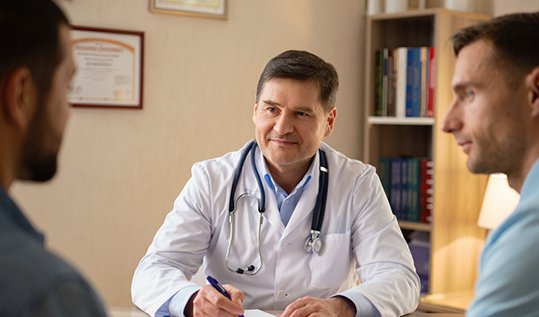 Врач-нарколог и пациент во время доверительной беседы в кабинете