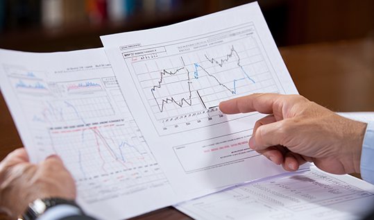 Крупный план рук клинического психолога, проверяющего результаты теста MMPI