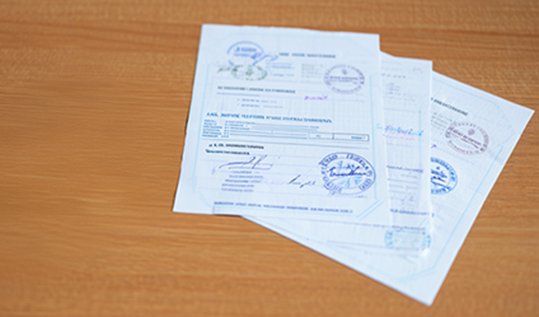 Стопка медицинских справок и паспорт на столе