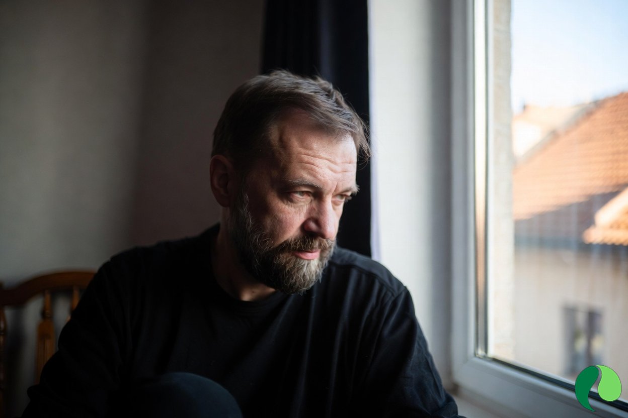 Мужчина испытывает слабость и утомляемость в постковидный период